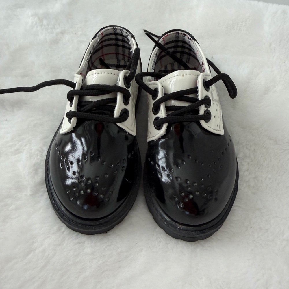 Classic Black and White Kids Shoes euro size 24 little boys or 7-8 us size